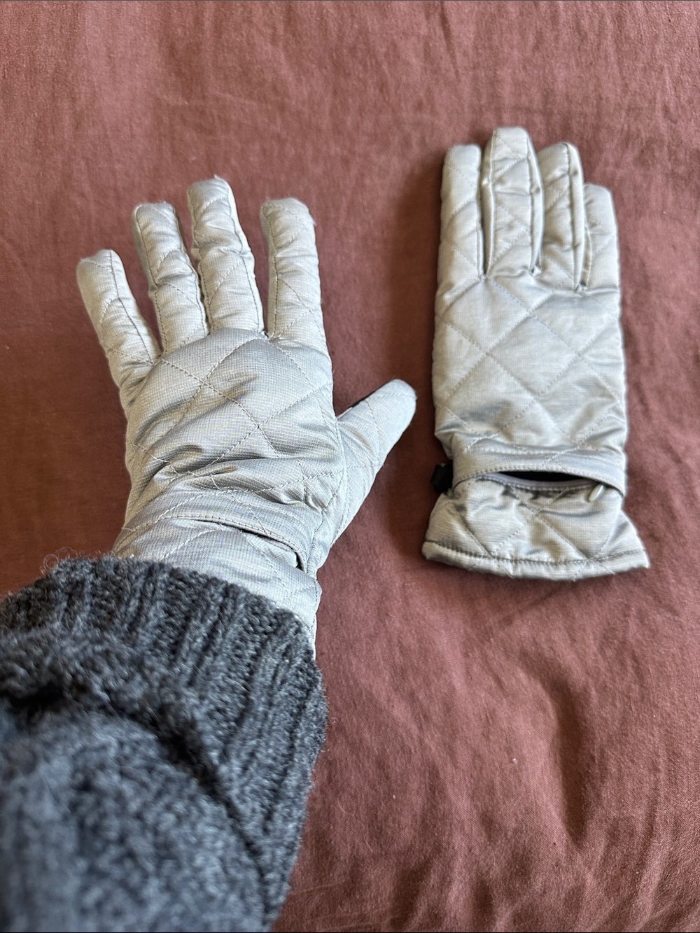 Eddie Bauer Quilted Silver Warm Gloves. 2 Hidden zip pockets & Touchscreen tech - Picture 11 of 16
